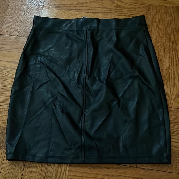Black leather Skirt - Picture 3 of 3